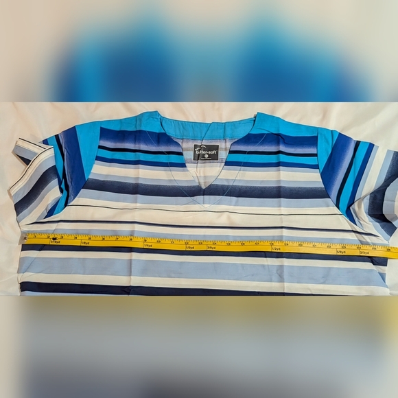 Set of three women's scrub tops. Size XL. Butter-soft brand. - Picture 10 of 13